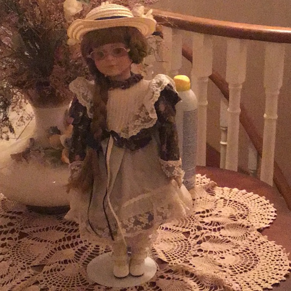 💕💕Host Pick💕💕Vintage Victorian Collection Anne of Green Gables doll & stand